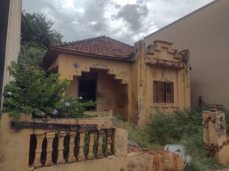 Moradores pedem solução para casa abandonada e frequentada por usuários de drogas