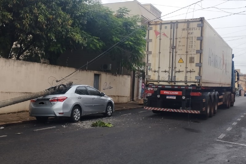 Caminhão baú derruba poste sobre carro estacionado na Avenida Marechal Deodoro, em Assis