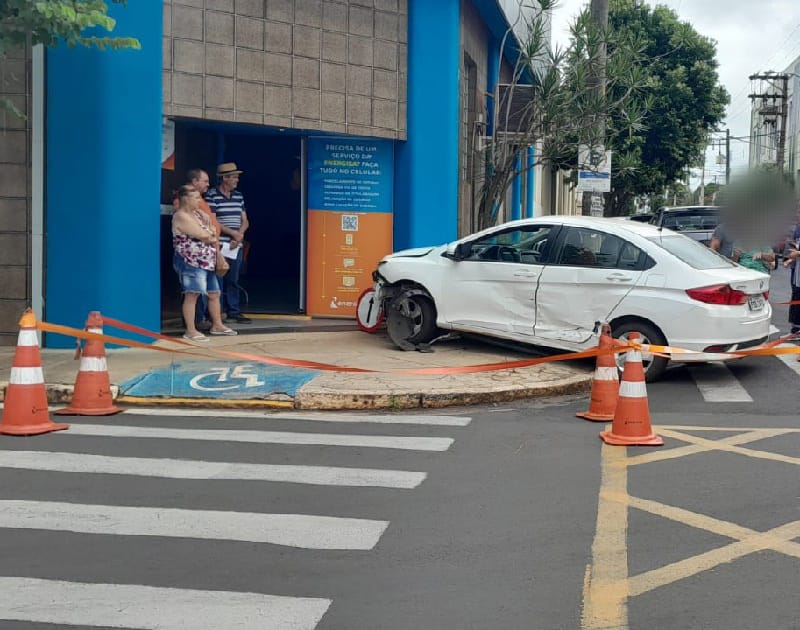 Condutora avança preferencial e colide contra a porta da Energisa, em Assis