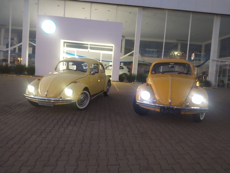 Fusca e Amigos: encontro noturno do Fusca Clube de Assis agita a Praça da Bíblia nesta terça