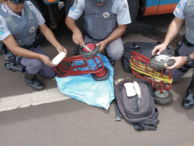 Traficantes são presas com cocaína em ônibus, em Palmital