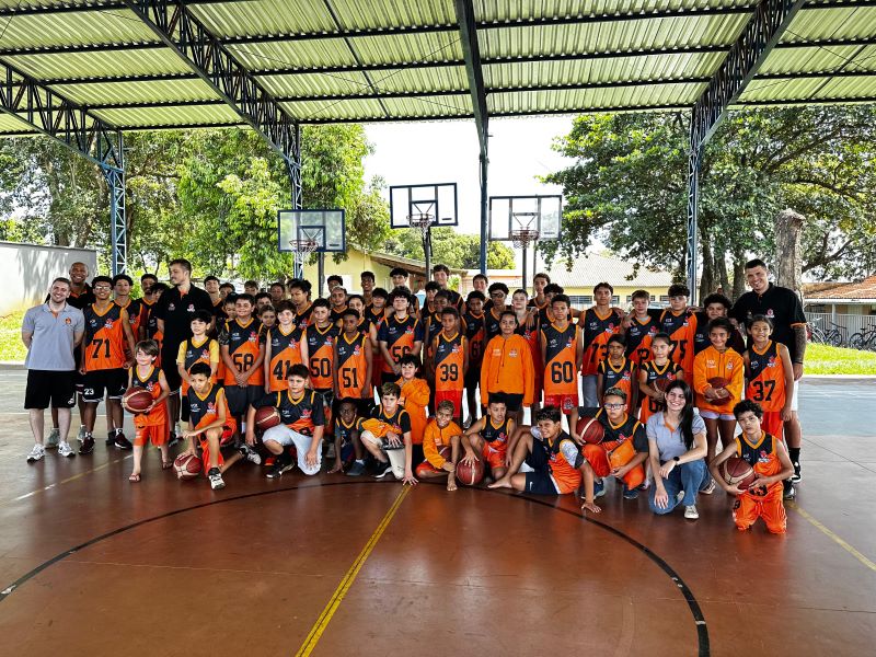 Novo Basquete Assis entrega uniformes para temporada 2025 em evento na Casa da Criança