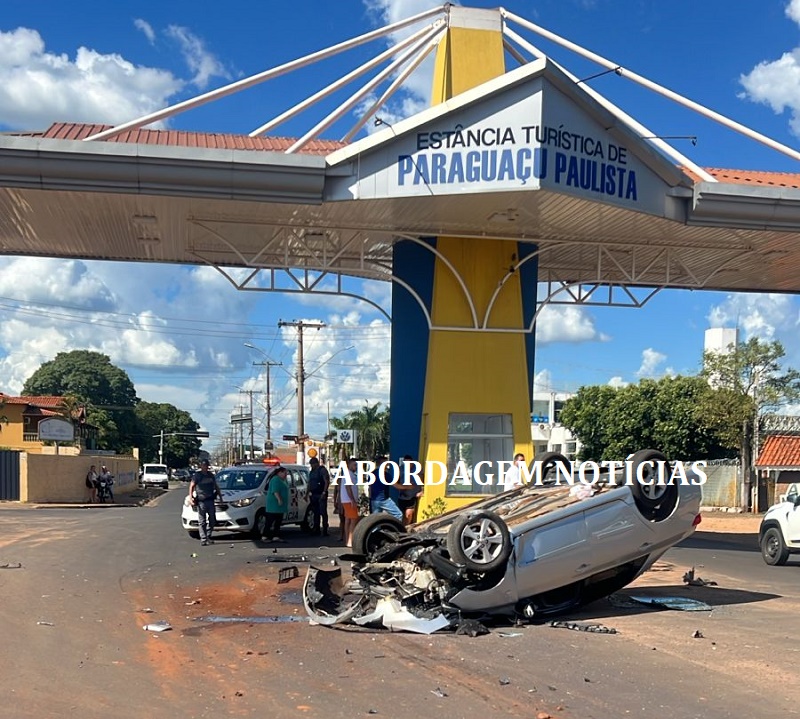 Motorista capota no pórtico da entrada de Paraguaçu Paulista