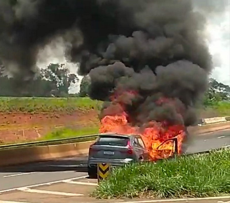 Veículo de luxo pega fogo na Rodovia Miguel Jubran após pane