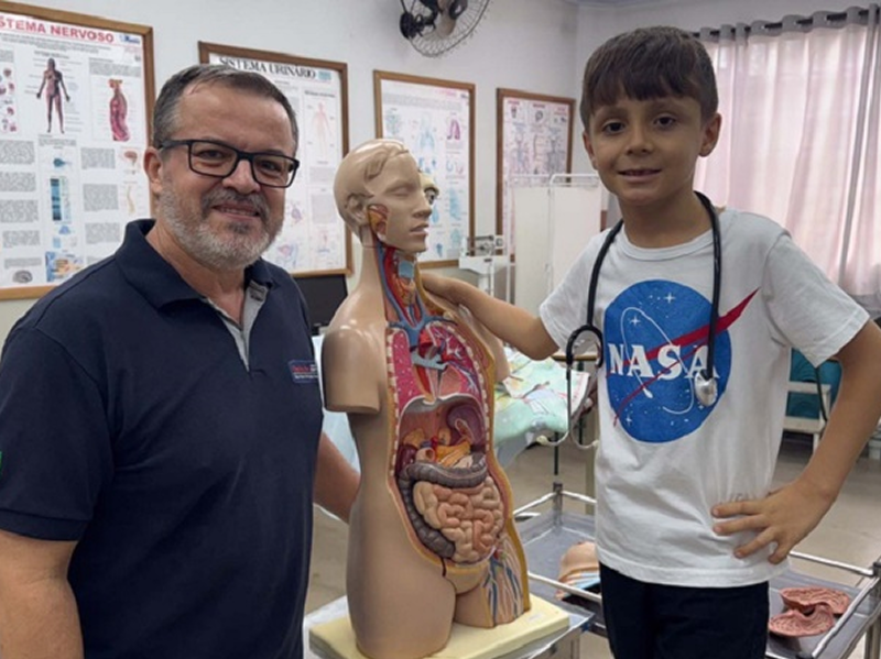 Garoto de 8 Anos demonstra habilidades em anatomia durante visita na ETEC de Assis