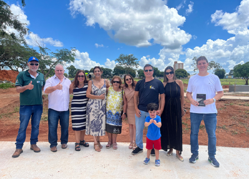 Telma Spera e Cachorrão celebram a criação da praça Professor João de Almeida