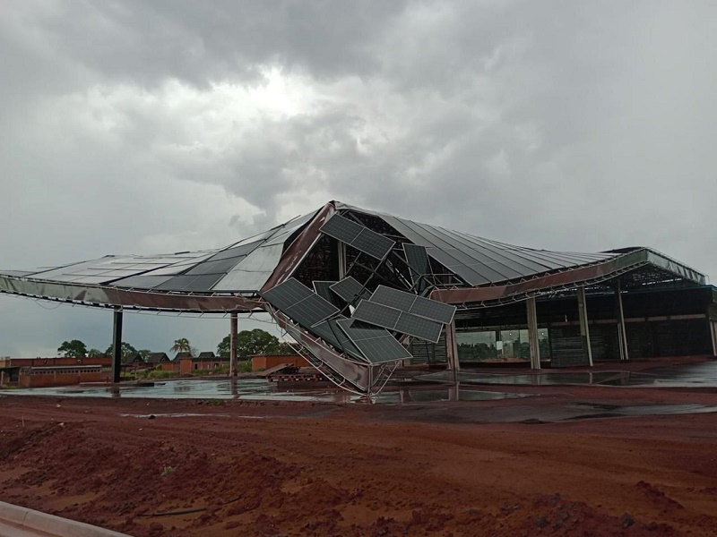 Vendaval atinge Assis e causa danos em estrutura na Rodovia Raposo Tavares