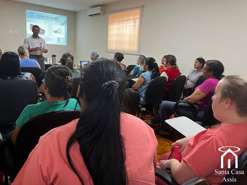 Equipe de Higiene e Limpeza da Santa Casa de Assis passa por capacitação