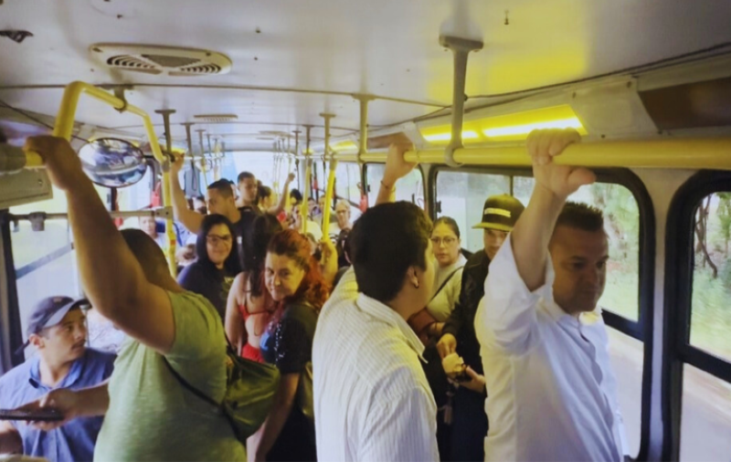 Vereadores acompanham realidade do transporte público de Assis; passageiros pedem aumento no número