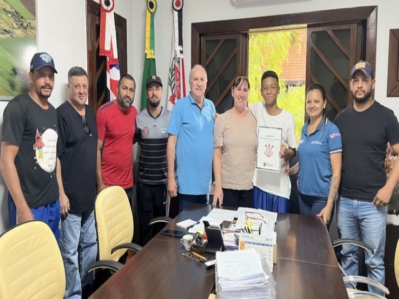 Prefeita Adriana Roncada parabeniza jovem atleta Enzo por conquista no Corinthians