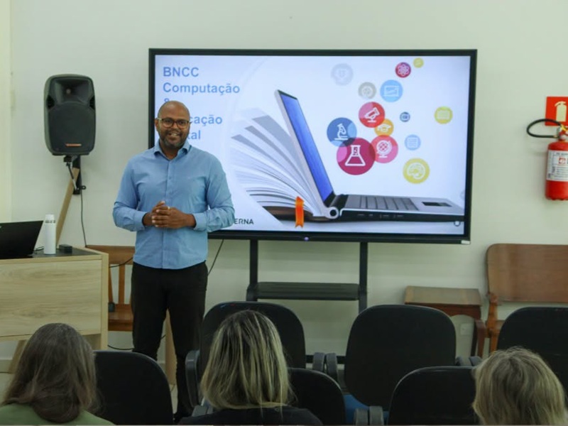 Assis cria Política de Educação Digital e inclui pensamento computacional nas escolas