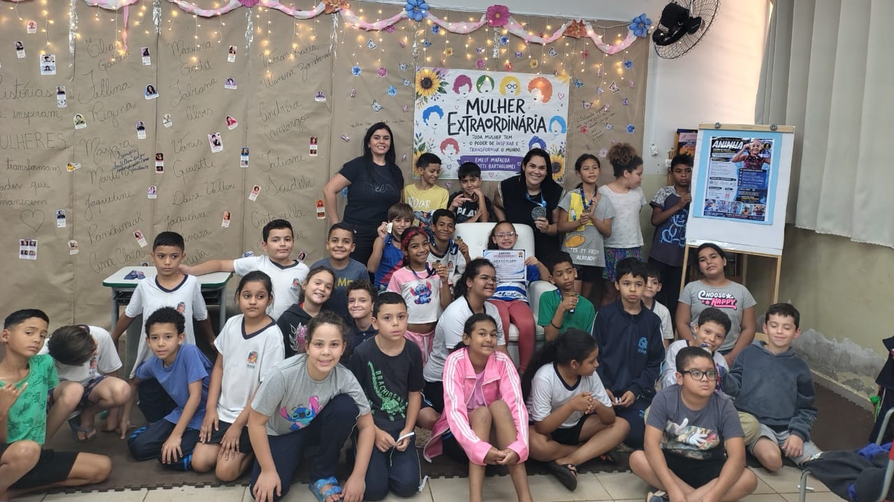 Aninha visita escola em Assis e compartilha trajetória de conquistas na natação