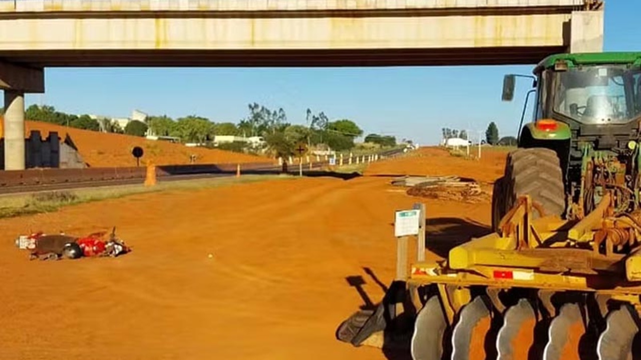 Acidente entre moto e trator deixa vítima fatal na SP-284, em Martinópolis