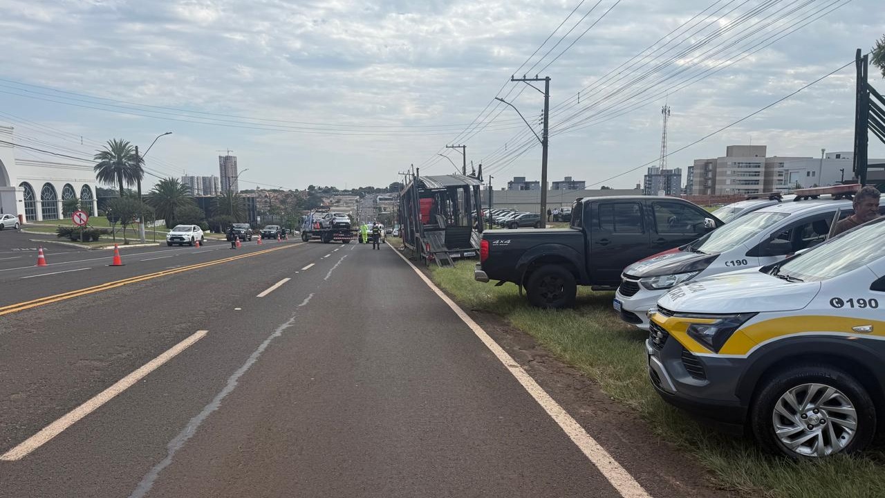 Colisão entre carro e caminhonete deixa motorista ferida na Avenida Rui Barbosa, em Assis