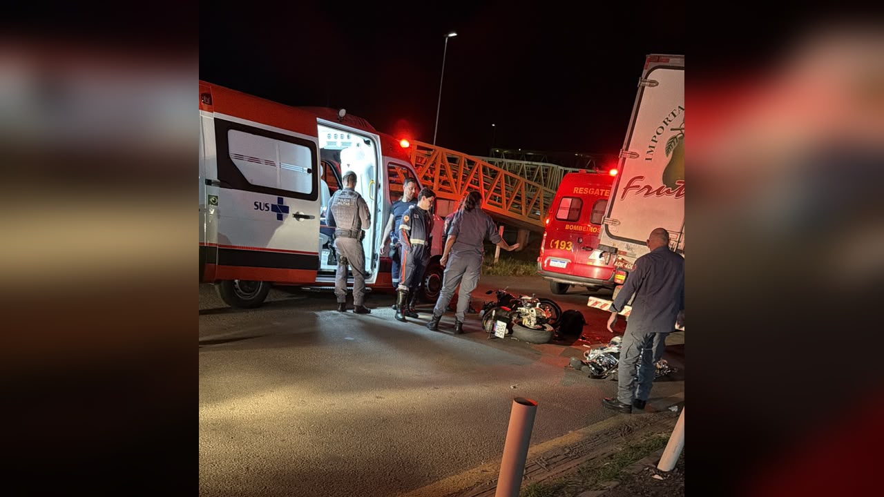 Motociclista morre após atingir caminhão, próximo ao Posto Tucuman