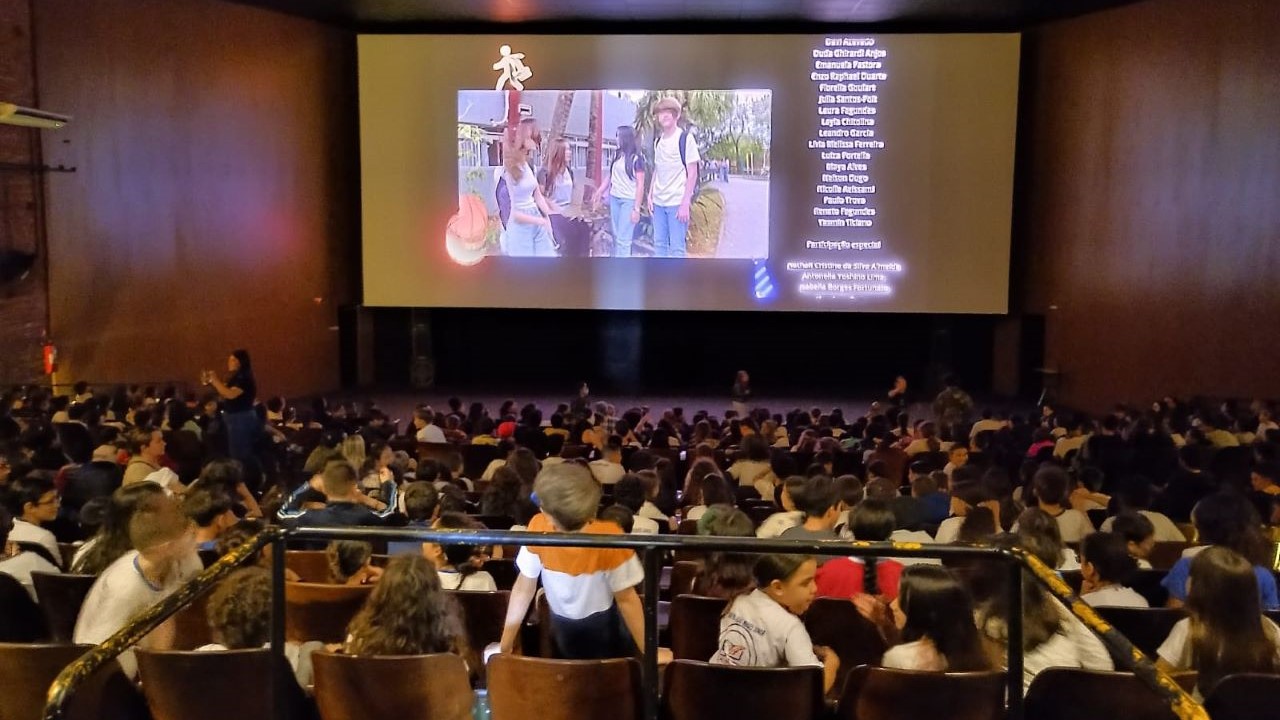 Sessões de cinema reúnem 987 alunos para assistir a filme com atriz mirim de Assis