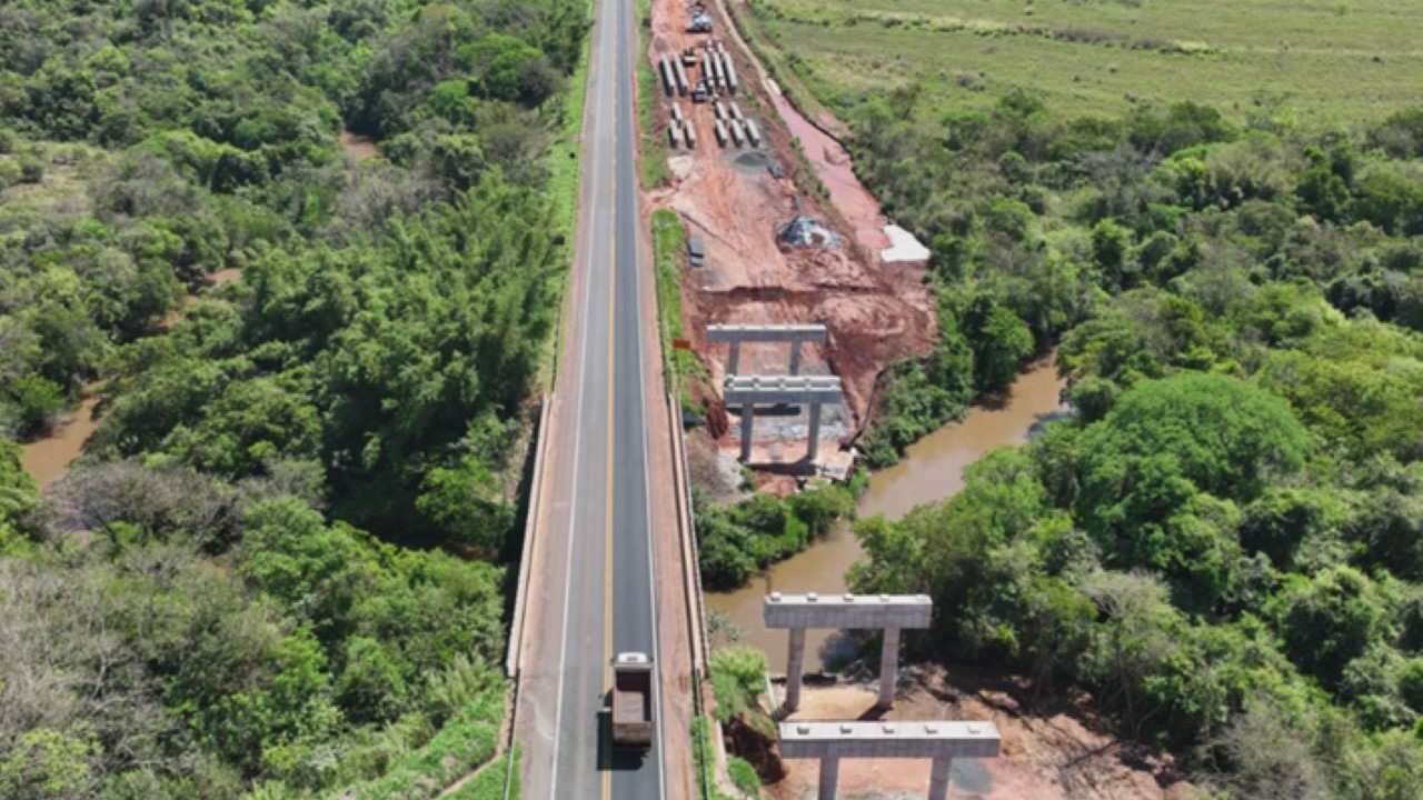 Eixo SP realiza içamento de vigas na SP-284, em Paraguaçu Paulista