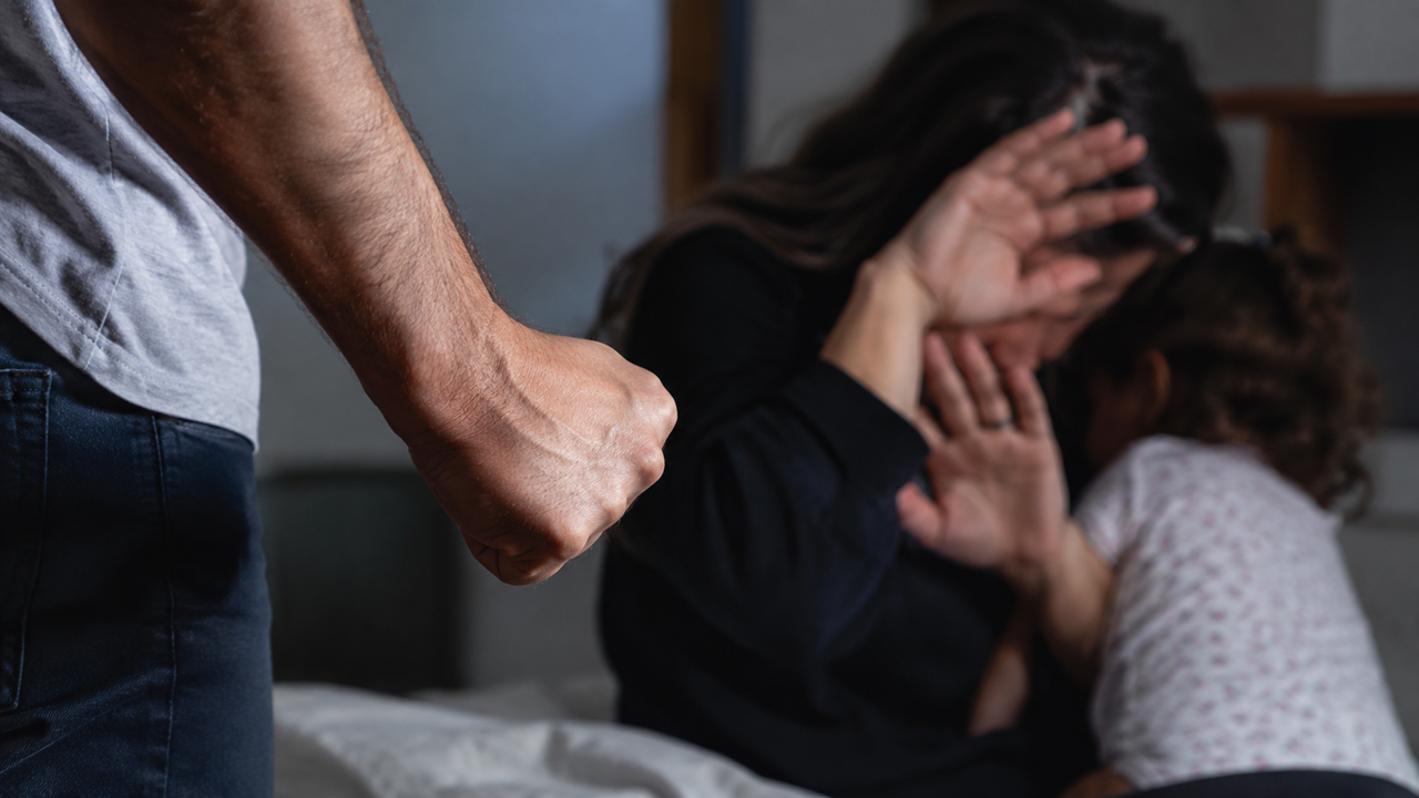 Mulher denuncia agressões com socos no rosto e companheiro é preso em flagrante em Assis
