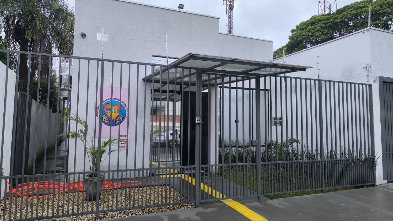 Ônibus do Papanicolau está em frente à AVCCA nesta quarta-feira, 14