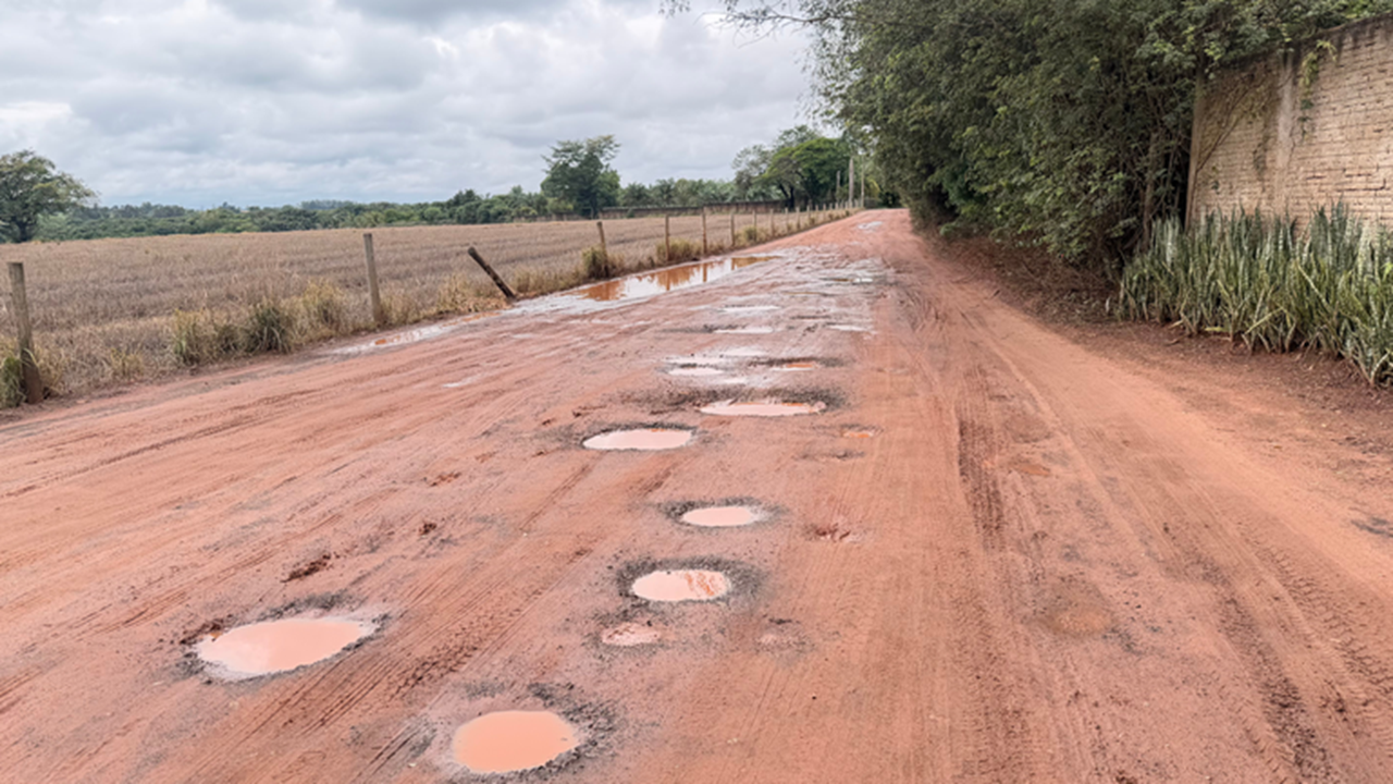 Buracos na estrada Água da Pinga, em Assis, motivam pedido de melhorias