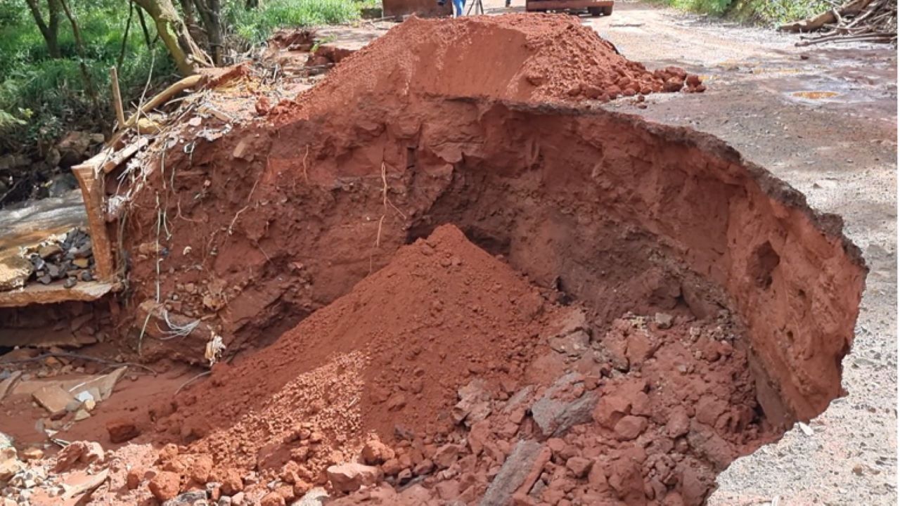 Cratera em estrada rural na Água do Freire mobiliza o Poder Legislativo