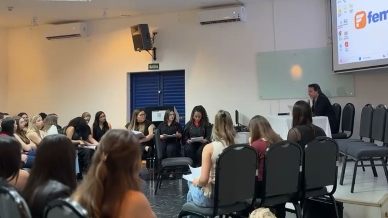 Curso de Direito da FEMA realiza júri simulado com estudantes do 4º ano